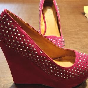 Magenta studded wedges